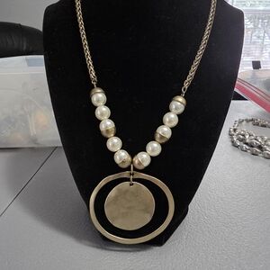 Elegant Gold and Pearl Necklace